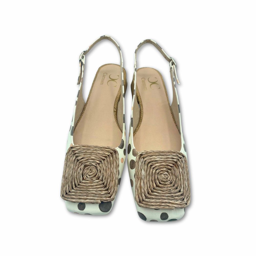 Zapatos de salón destalonados en color blanco con topitos y chapa de rafia en empeine. Tacón bajo. Dibia.