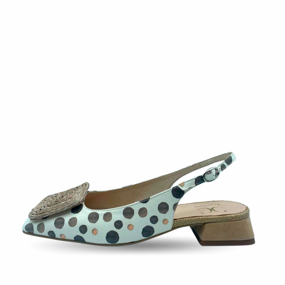 Zapatos de salón destalonados en color blanco con topitos y chapa de rafia en empeine. Tacón bajo. Dibia.