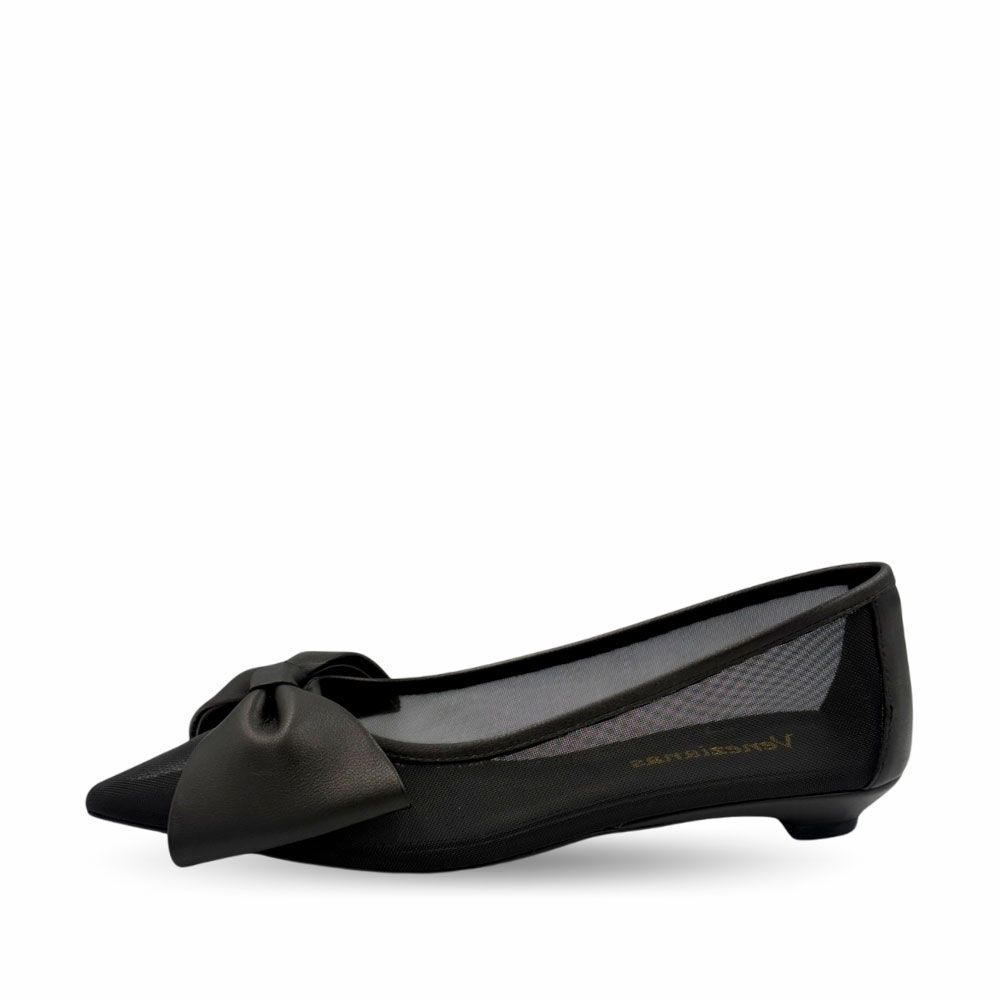 Zapatos de salón negros con rejilla transparencia y lazada en el empeine de Venezianas.