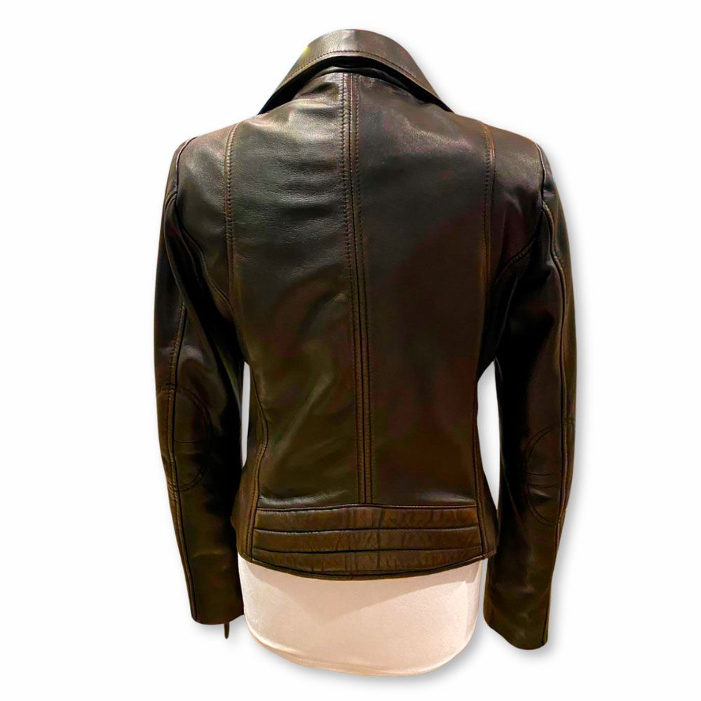 Cazadora biker de piel color negro, con cremalleras y bolsillos de Saga Ibáñez.