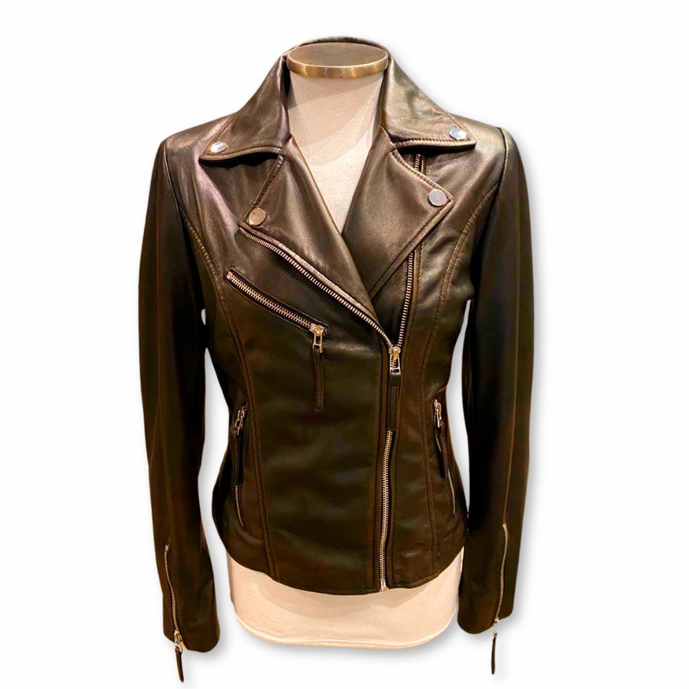 Cazadora biker de piel color negro, con cremalleras y bolsillos de Saga Ibáñez.