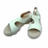 Sandalias blancas de piel y suela de cuña en goma ligera con ondulaciones de Ezzio.