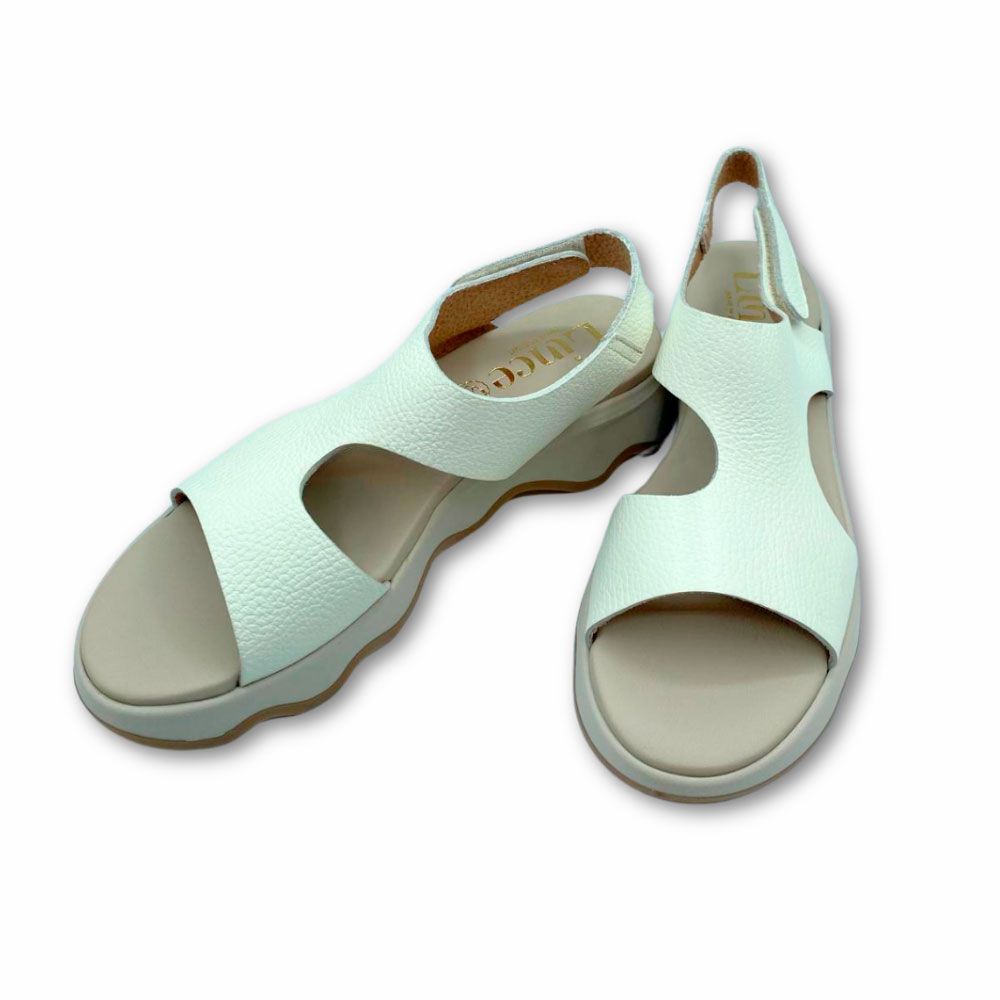 Sandalias blancas de piel y suela de cuña en goma ligera con ondulaciones de Ezzio.