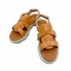 Sandalias de piel color cuero y suela de cuña en goma ligera con ondulaciones de Ezzio.