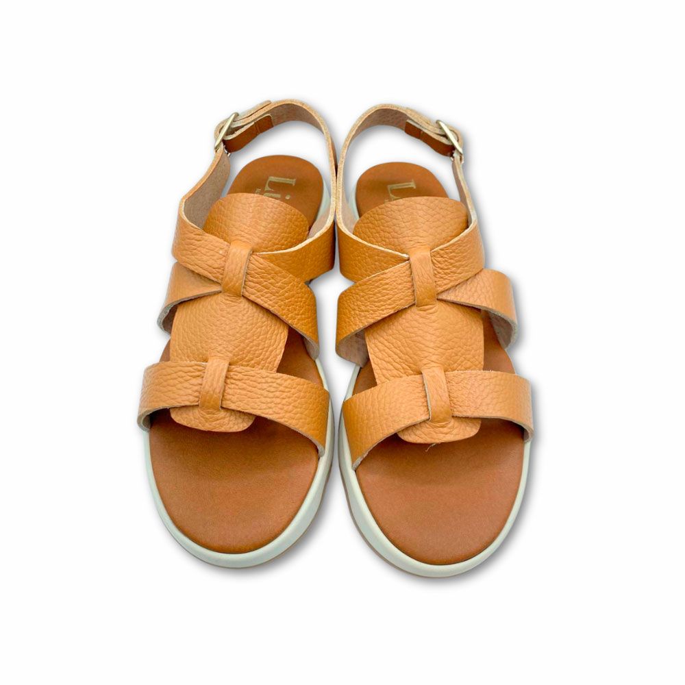 Sandalias de piel color cuero y suela de cuña en goma ligera con ondulaciones de Ezzio.