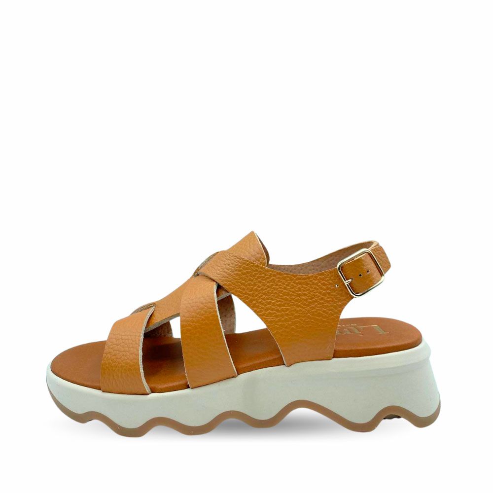 Sandalias de piel color cuero y suela de cuña en goma ligera con ondulaciones de Ezzio.