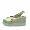 Sandalias doradas de plataforma con cuña de esparto de Ezzio. Sandalias doradas de plataforma con cuña de esparto de Ezzio.