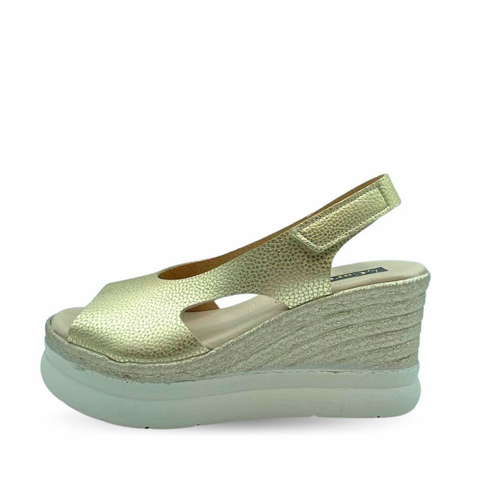 Sandalias doradas de plataforma con cuña de esparto de Ezzio.