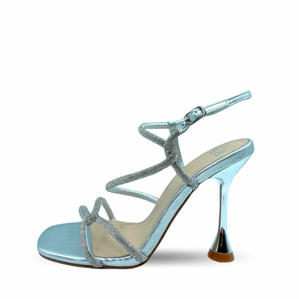 Sandalias plateadas con cordones brillos y tacón de copa de Exé.