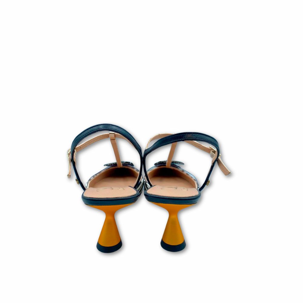 Zapatos destalonados de piel dibujo cebra con adorno corazón pedrería negra de by Carmen.