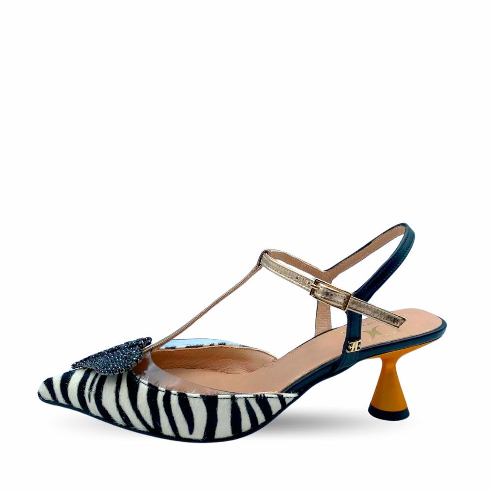 Zapatos destalonados de piel dibujo cebra con adorno corazón pedrería negra de by Carmen.
