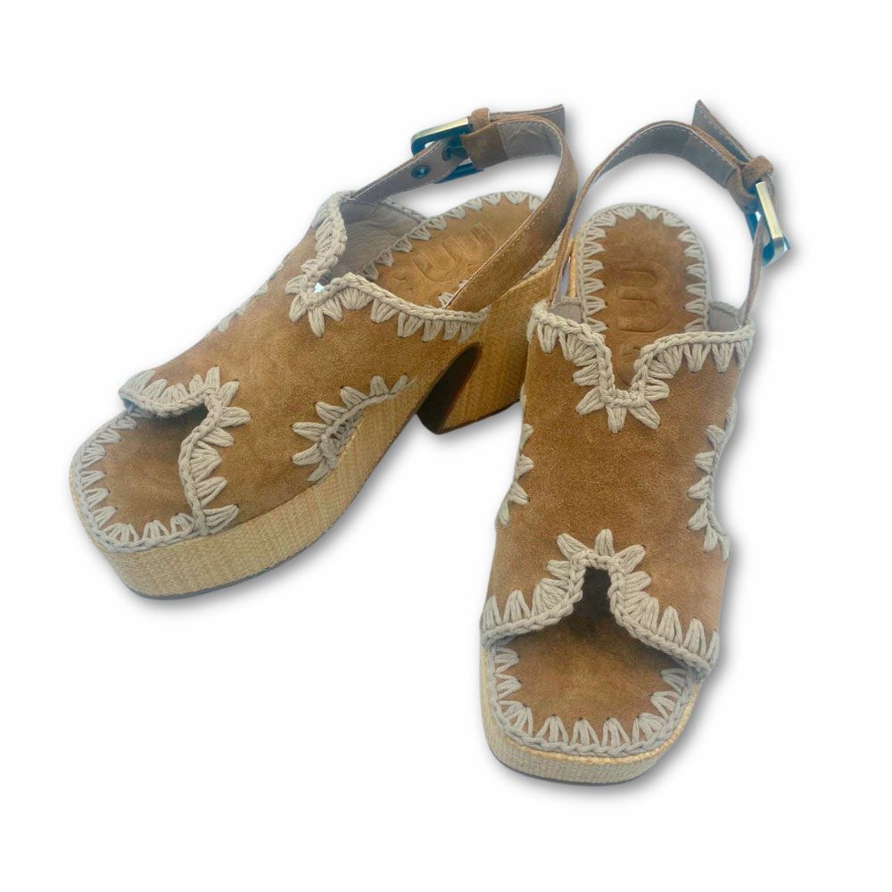 Sandalias de ante marrón con costuras y tacón plataforma de rafia de la nueva colección de Mou.