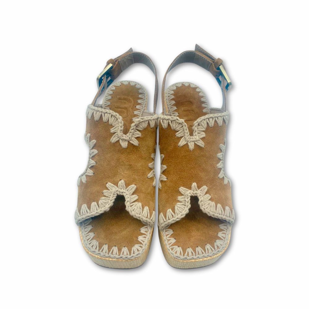 Sandalias de ante marrón con costuras y tacón plataforma de rafia de la nueva colección de Mou.
