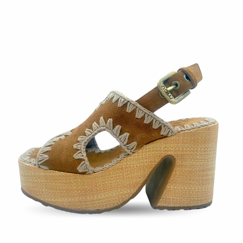 Sandalias de ante marrón con costuras y tacón plataforma de rafia de la nueva colección de Mou.