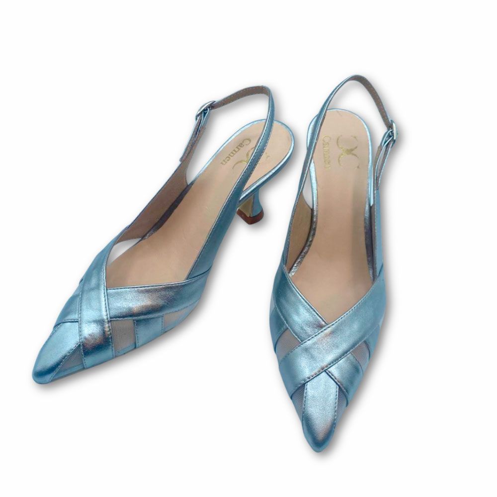 Zapatos de salón piel color gris plomo brillo con tira al talón y tacón medio by Carmen.