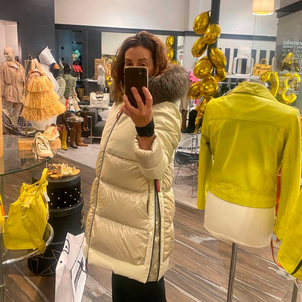 Abrigo plumífero Lorea fox color blanco roto de la nueva colección de Dichi.