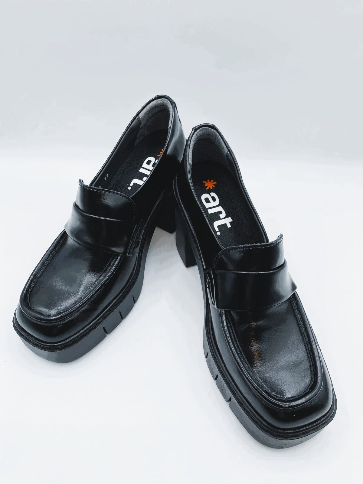 Mocasín tacón alto charol 0021- negro de Art Mocasín tacón alto charol 0021- negro de Art