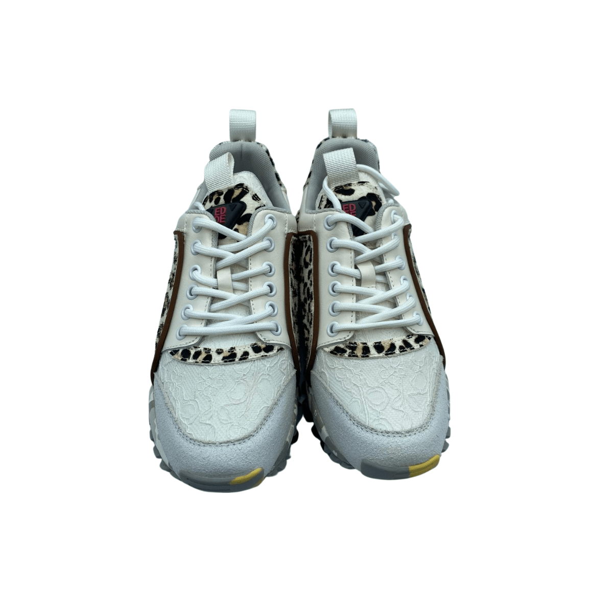 Sneakers en grabado blanco y ribeteado leopardo 032