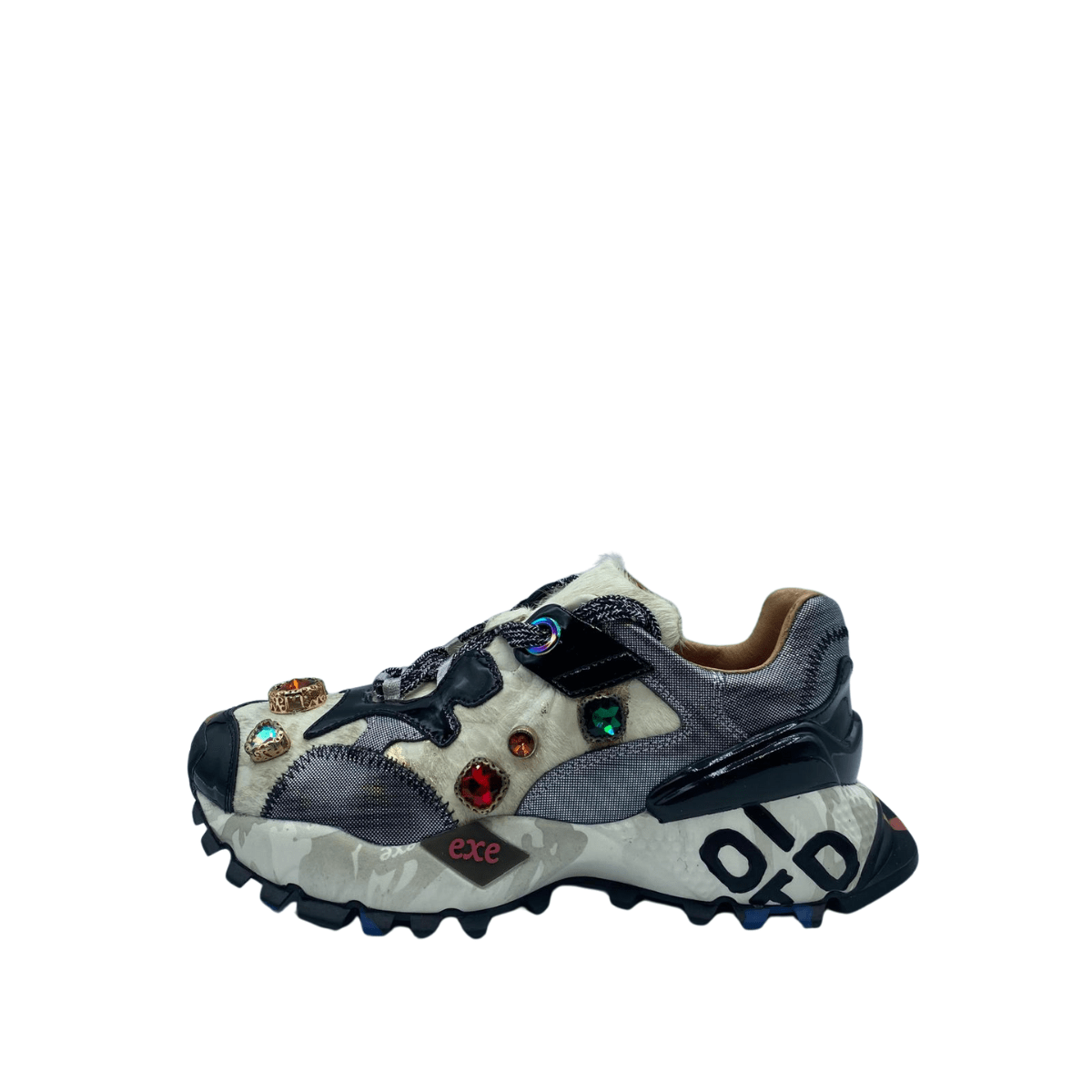 Sneakers pelo blanco con pedrería 036