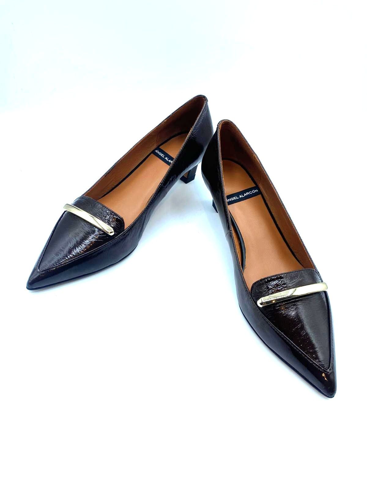 Zapatos tacón bajo - Angel Halarcon negro con ribete dorado 011