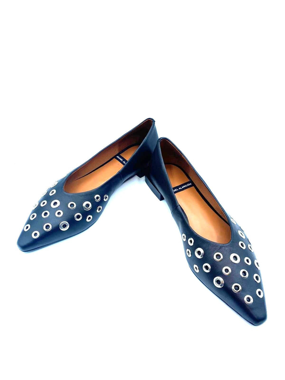 Zapatos tacón plano - Angel Halarcon negro con tachuelas en dorado 013