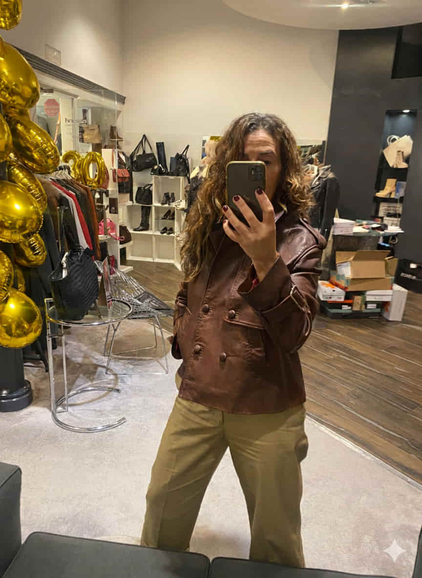 Outfit de Carmen con cazadora de piel estilo aviador