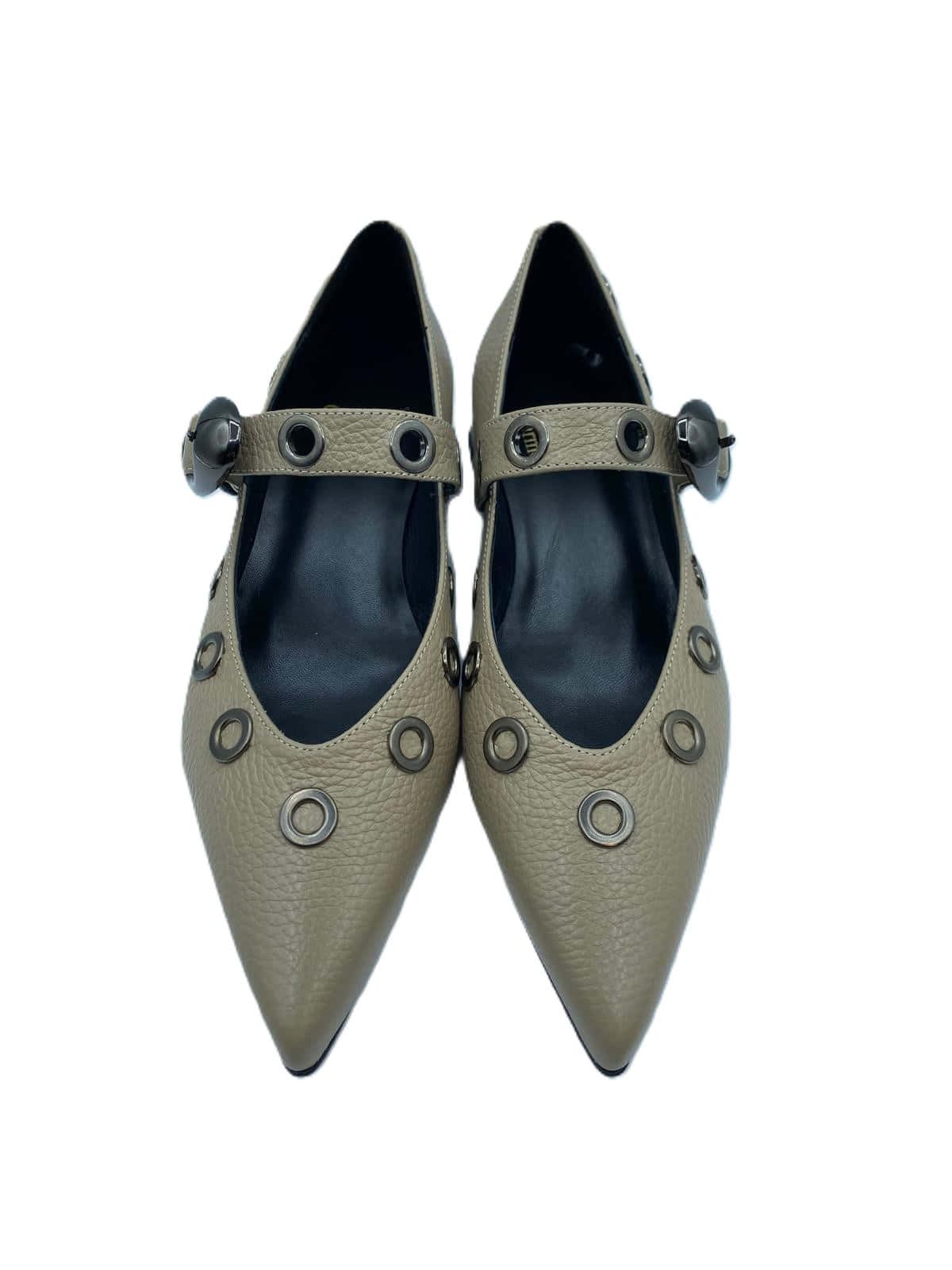Zapato de hebilla con tachas, color nude 002