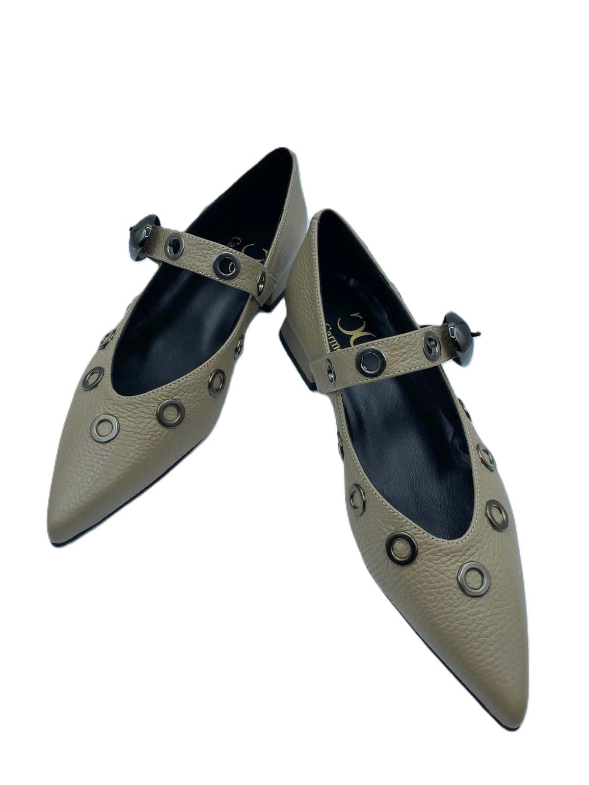 Zapato de hebilla con tachas, color nude 003
