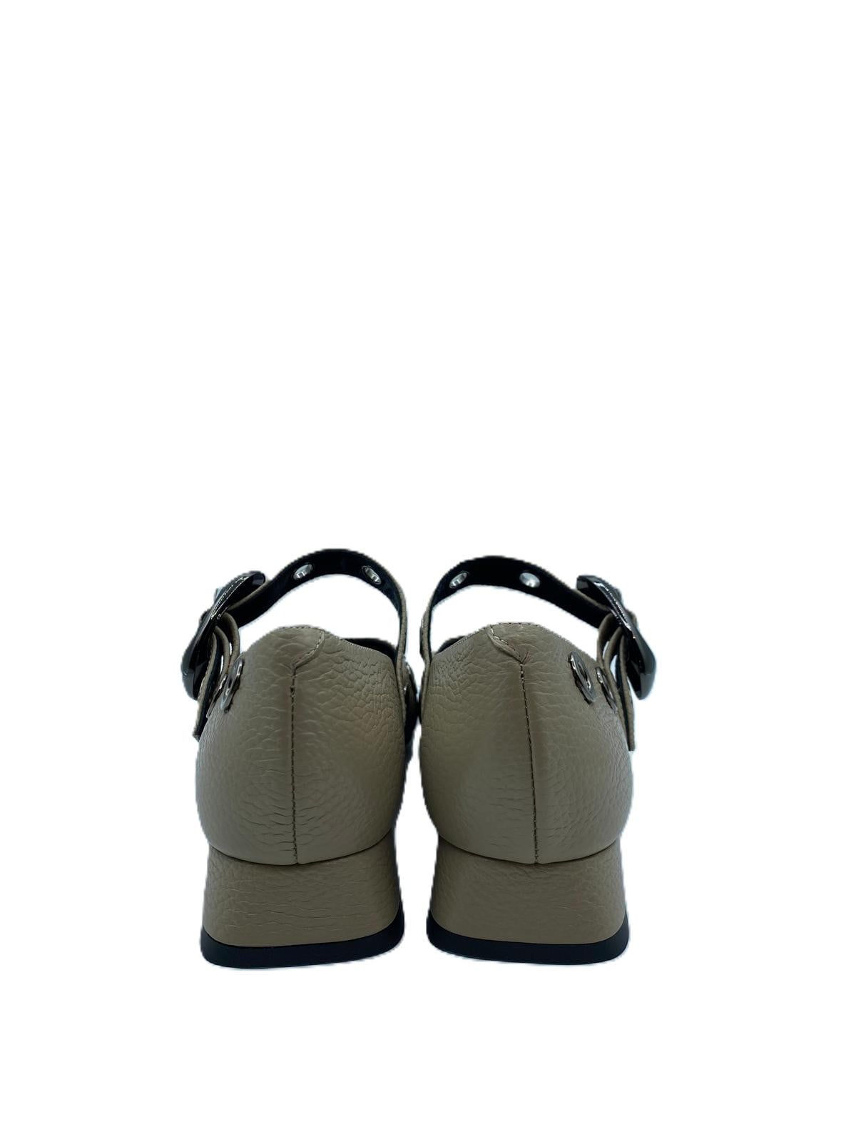 Zapato de hebilla con tachas, color nude 004