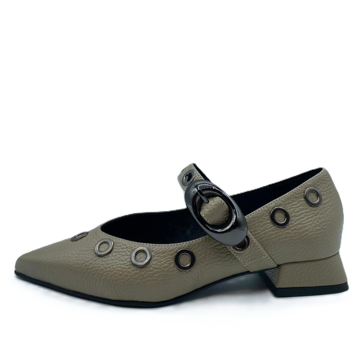 Zapato de hebilla con tachas, color nude 005