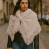 Outfit de chica con chal de alpaca y seda blanco Outfit de chica con chal de alpaca y seda blanco
