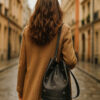 Outfit de chica llevando un bolso con tachas en negro - by Carmen