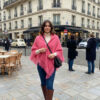 Outfit de chal rosa Carmesi en la belle Paris