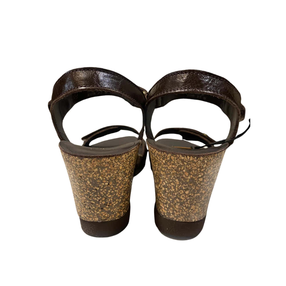 Sandalia marron chocolate modelo Julia trasera