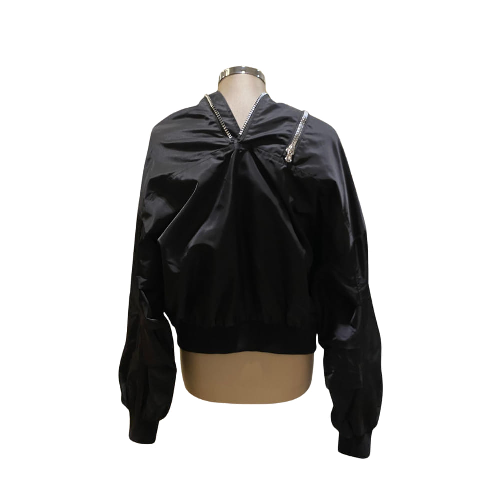 Cazadora Black Urban con cremalleras plata y escote de pico