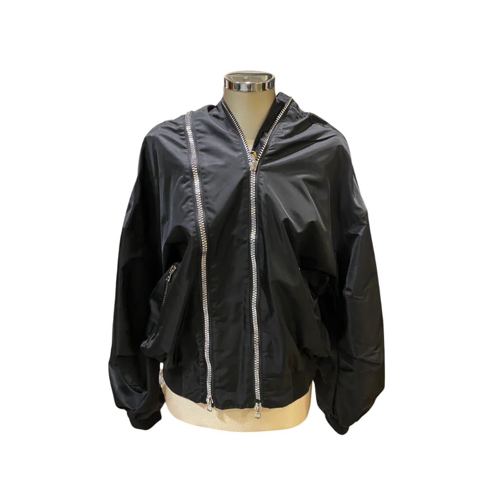 Cazadora Black Urban con cremalleras plata