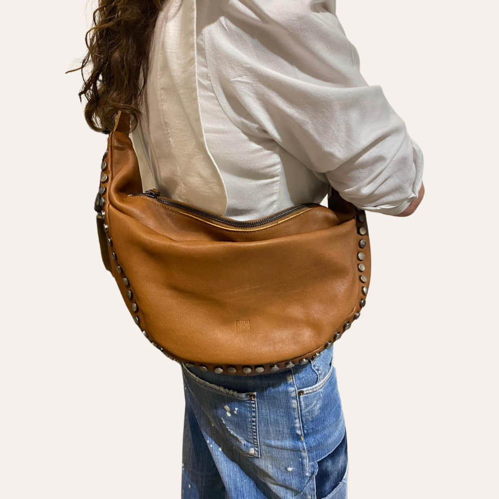 Medida de bolso de hombro con tachuelas en cuero BIBA