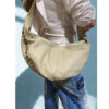 Medida de bolso de hombro en piel con tachuelas Beige
