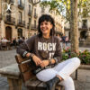 Outfit chica llevando esta sudadera ROCK IT de estilo urbano