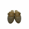 Sandalia mule perforada con hebilla y piedras strass brillantes