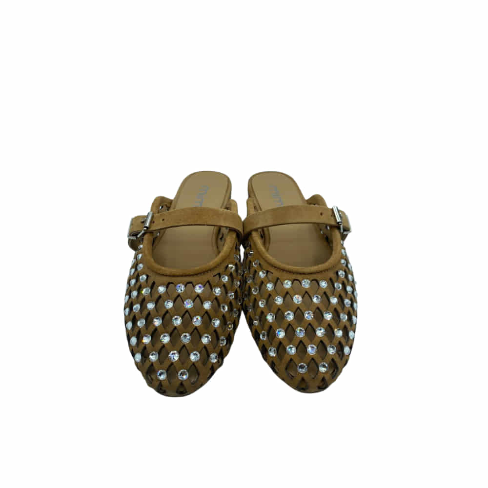 Sandalia mule perforada con hebilla y piedras strass brillantes