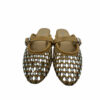 Sandalia mule perforada con hebilla y piedras strass frente