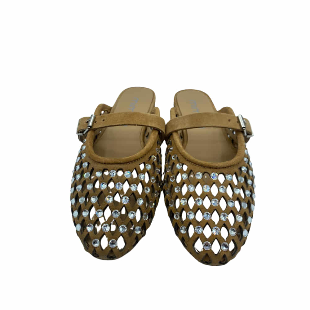 Sandalia mule perforada con hebilla y piedras strass frente
