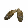 Sandalia mule perforada con hebilla y piedras strass perfil