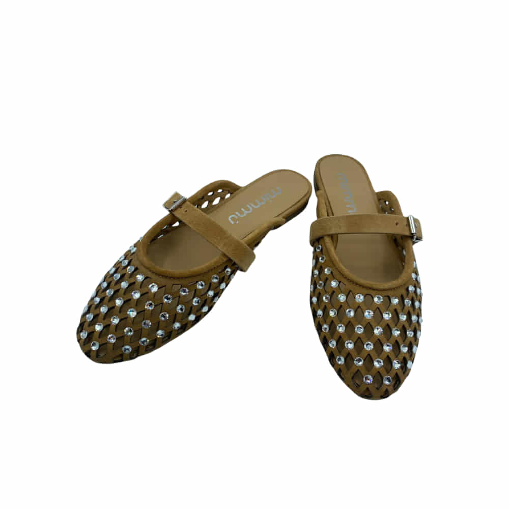 Sandalia mule perforada con hebilla y piedras strass perfil