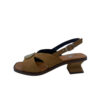 Sandalias de ante con tacon bajo en camel - by Carmen