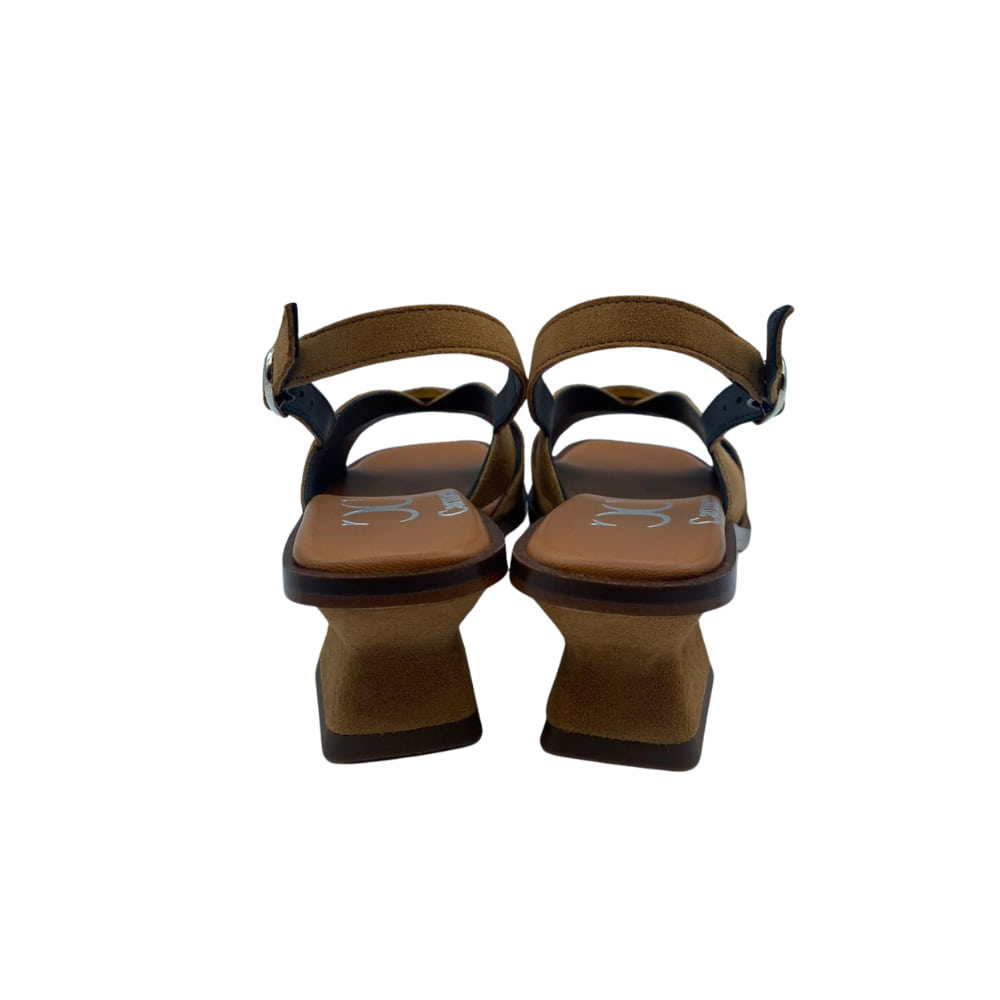 Sandalias de ante con tacon bajo en camel trasera- by Carmen