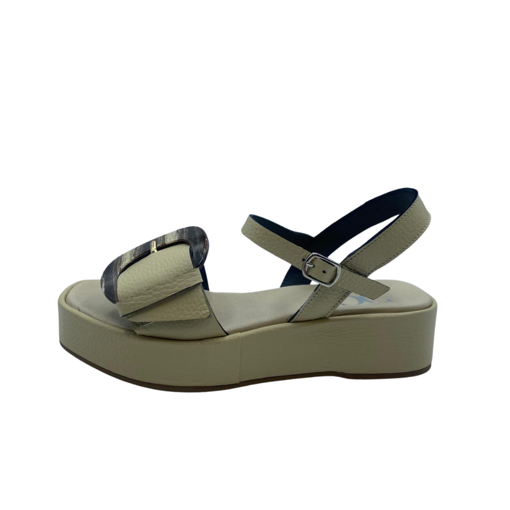 Sandalias de piel con acabado natural en beige - By Carmen