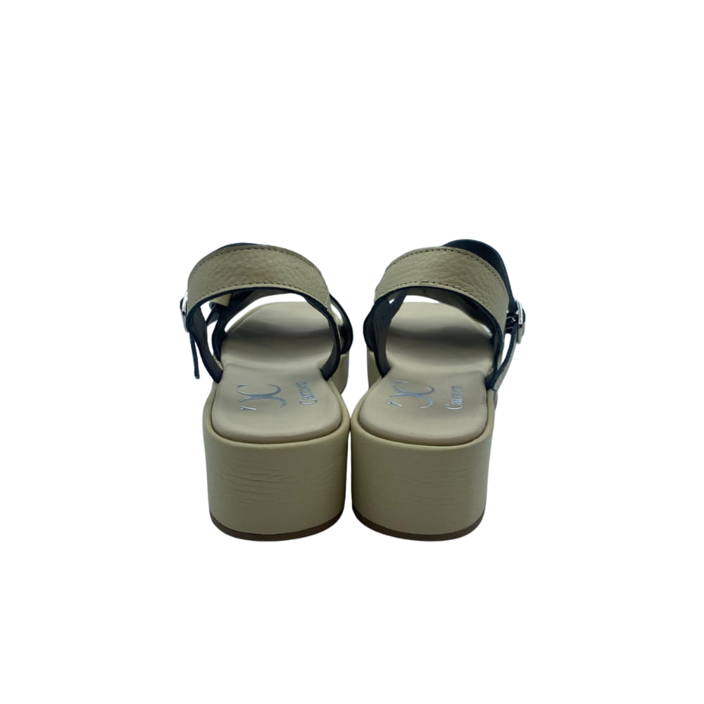 Sandalias de piel con acabado natural en beige trasera - By Carmen
