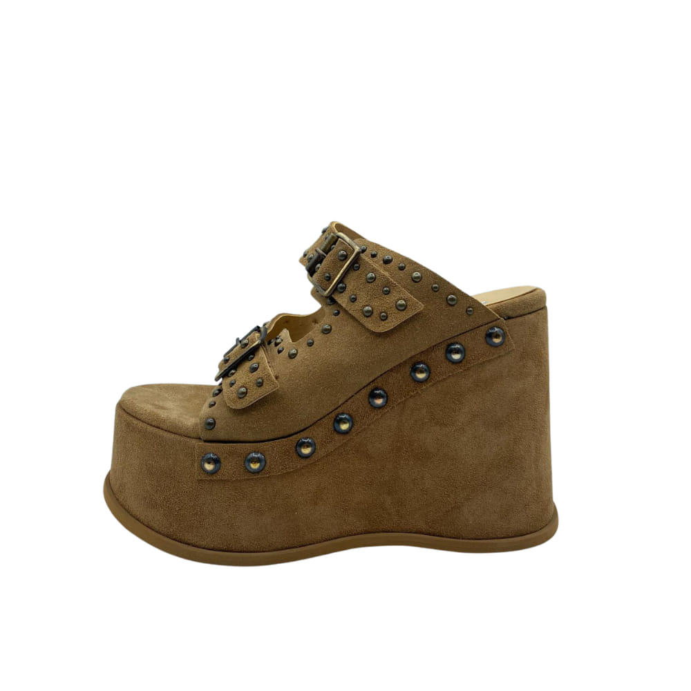 Zueco Plataforma Camel con tachas